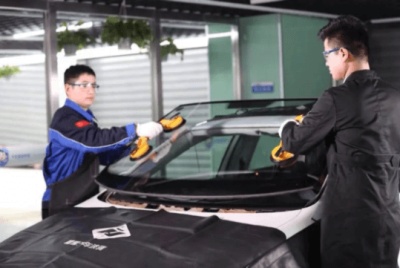 襄陽汽車玻璃更換：自己買汽車玻璃找師傅安裝，這些細節得盯緊